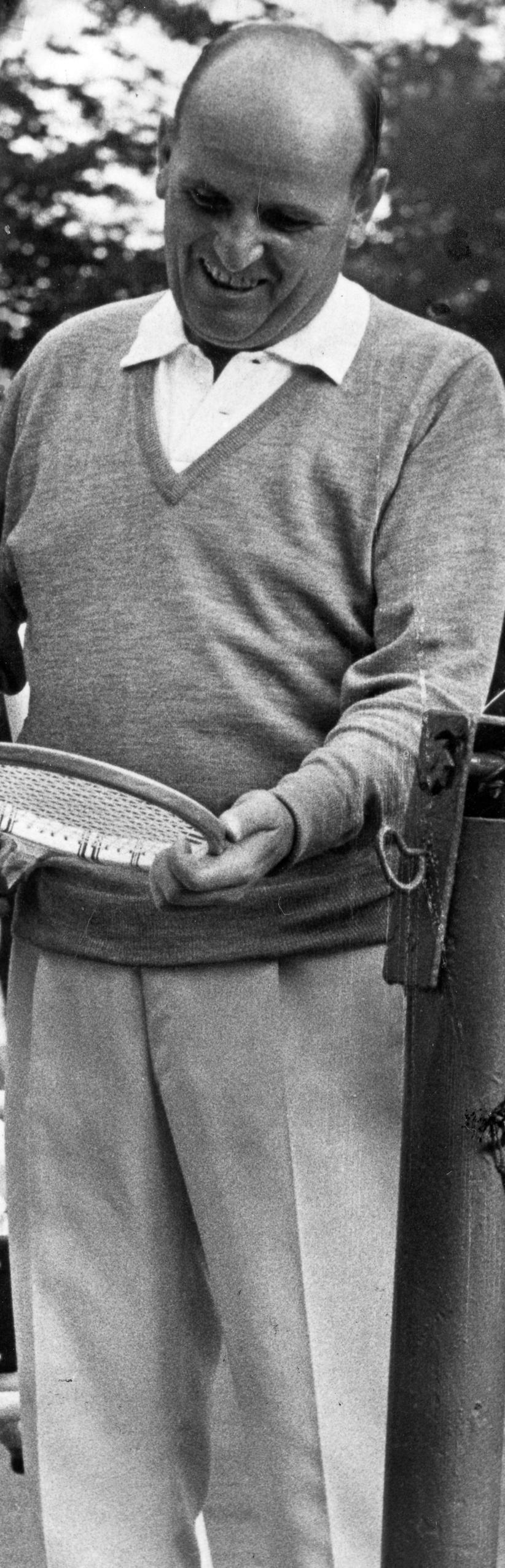 Nürnberger, Tennisspieler, Nummer eins der Weltrangliste. Wolfgang Laaß über Hanne Nüsslein: "Als „Boris Becker der 30er Jahre“ bezeichnete ihn einst sein Biograph Robert Geist; mit dem dreimaligen Wimbledon-Sieger gemein hatte er schon seinerzeit den Berufsspielerstatus, allerdings eher unfreiwillig, weil damals ausschließlich Amateure in Roland Garros oder bei den US Open antreten durften. Mitglieder eines offenbar rivalisierenden Vereins petzten den zuständigen Beamten, dass Johann Nüsslein die eine andere Trainer-Stunde nicht ganz unentgeltlich gegeben hatte. Und schon war er zeitlebens um die Teilnahme an den bedeutsamsten Turnieren gebracht."