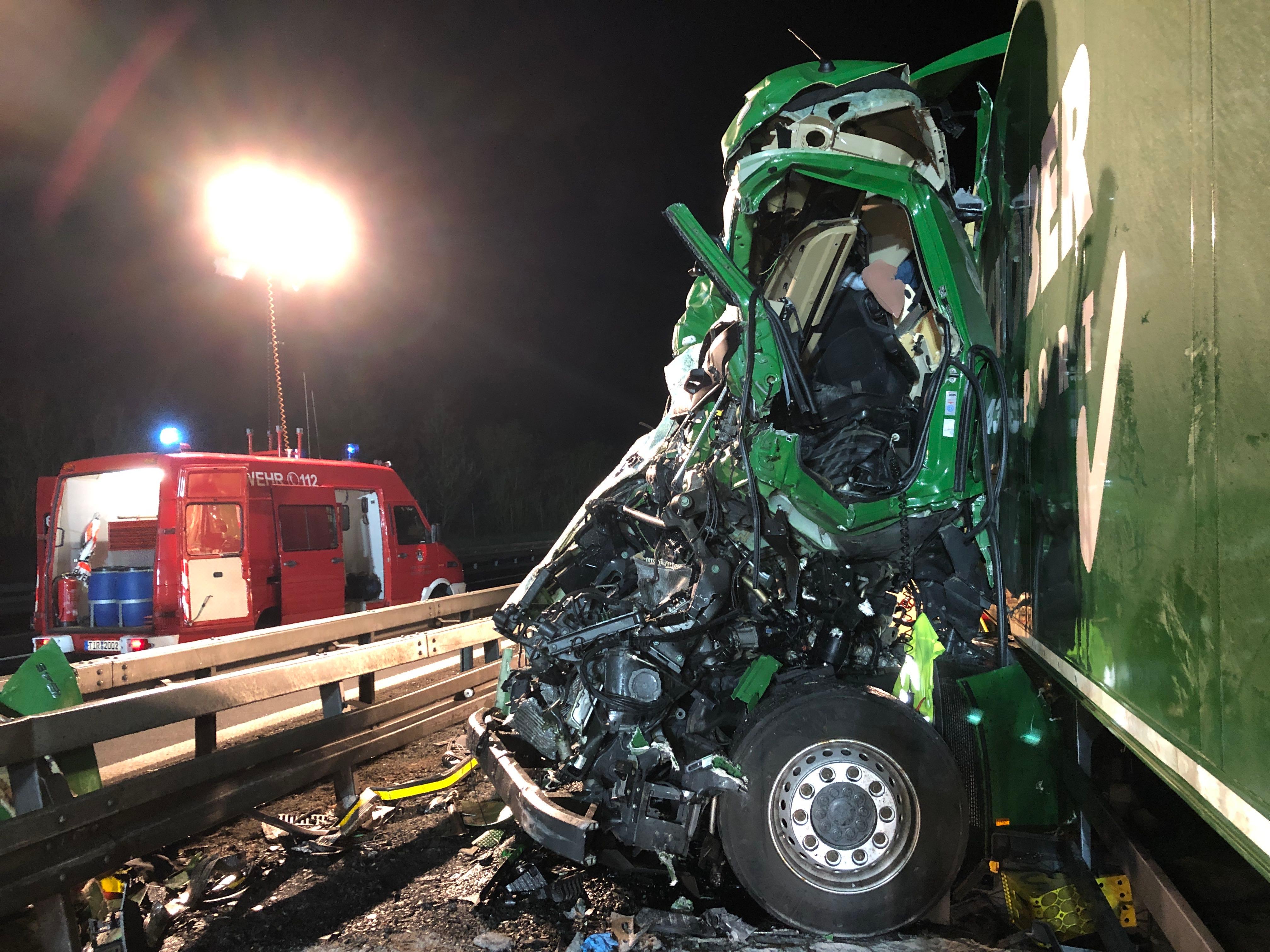 erneuter unfall auf a93 lkw fahrt auf weiteren sattelschlepper auf region nordbayern de