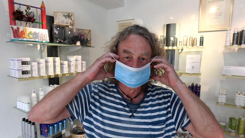Ja. Sowohl Friseure als auch Kunden müssen einen Mund-Nasen-Schutz tragen. Man kann einen eigenen mitbringen, die Salons werden aber wohl auch einen bereitstellen.