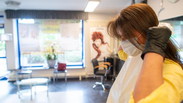 Theoretisch sind "Walk-in-Friseure", also solche ohne Terminvergabe, weiter erlaubt. Der Zentralverband empfiehlt aber Terminabsprachen. Wegen der erwartbar hohen Nachfrage nach der Wiedereröffnung dürfte es schwer werden, ohne Ankündigung einen Haarschnitt zu bekommen. Der Schutzstandard verbietet zudem Wartebereiche in den Salons.