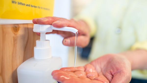 Dazu sollen alle Kunden ihre Kontaktdaten im Friseursalon hinterlassen. Dazu zählt nicht nur die Adresse, sondern etwa auch die Handynummer oder E-Mail-Adresse. So sollen Infektionsketten nachvollzogen und unterbrochen werden können. Will man seine Daten nicht bereitstellen, gibt es übrigens auch keine Bedienung. "Kunden können nur bedient werden, wenn sie mit der Dokumentation einverstanden sind", steht in dem Arbeitsschutzstandard.