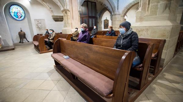 Die Diözese Regensburg beispielsweise hat Anweisungen zur Einhaltung der staatlichen Infektionsvorschriften versandt, wie es sie auch in anderen Bistümern gibt. Demnach soll durch telefonische Anmeldung, Teilnahmekarten oder ähnliches kontrolliert werden, wer in den Gottesdienst kommt und dass eine maximal zulässige Zahl an Besuchern nicht überschritten wird. Außer für Mitglieder eines Hausstands gilt ein Mindestabstand von mindestens zwei Metern in alle Richtungen.