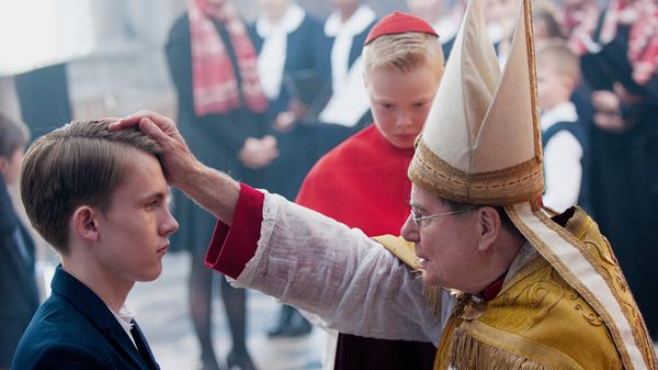 Taufen, Hochzeiten und Beerdigungen sollen nach Angaben der Diözese Regensburg im engen Familienkreis stattfinden mit Abstands- und Hygienevorschriften. Erstkommunion und Erstbeichte sollen nicht vor dem 31. August 2020 stattfinden. Firmungen wird es demnach erst 2021 wieder geben. Beichten seien unter Wahrung eines großen Abstandes von mindestens 2,5 Metern in der Kirche möglich.