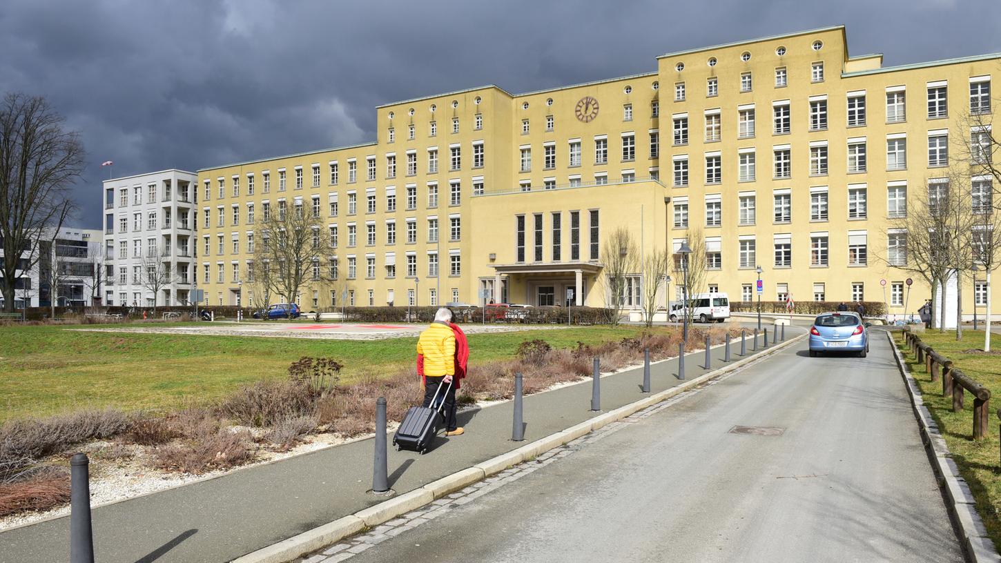 Das betreffende Gebiet, das auf Blindgänger untersucht wird, befindet sich unter dem Hubschrauberlandeplatz vor dem Klinikum.