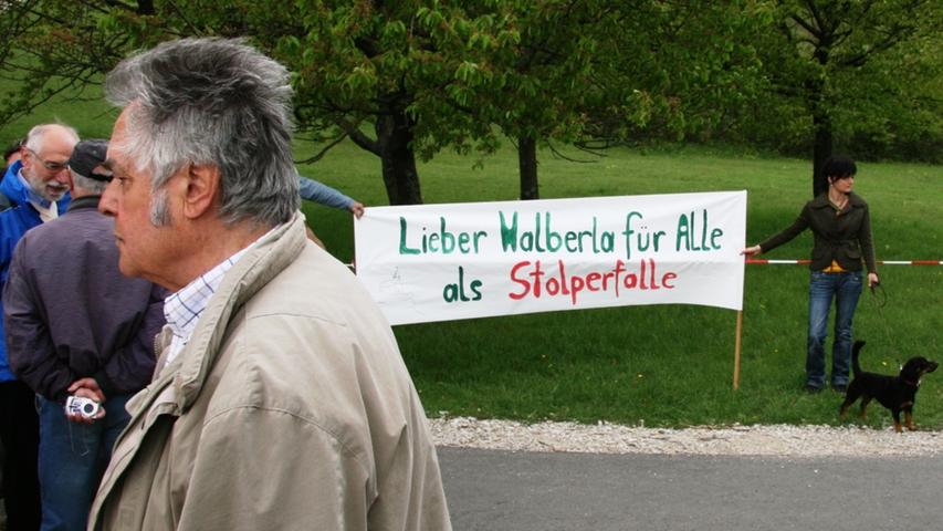 Die Verfahren zogen sich hin, im April 2009 organisierten die Kirchehrenbacher "Waldrechtler" eine Demonstration für den Erhalt des Asphaltwegs.