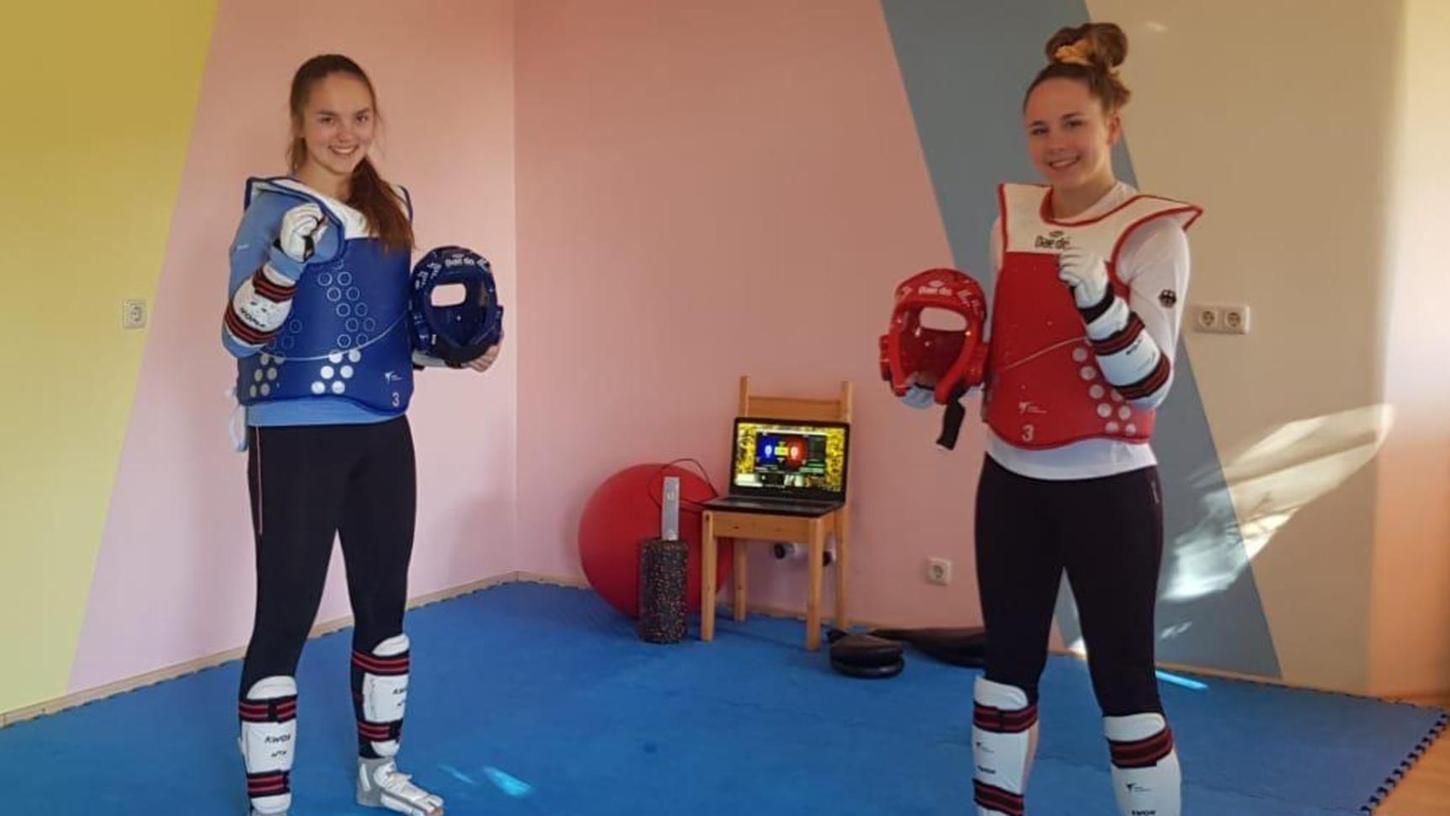 Heimtraining: Die beiden Nennslinger Top-Taekwondo-Kämpferinnen Isabel (links) und Vanessa Beckstein haben sich zu Hause im Keller einen Trainingsraum eingerichtet. Die elektronischen Westen und der Kopfschutz kamen vom Bundesstützpunkt Nürnberg.