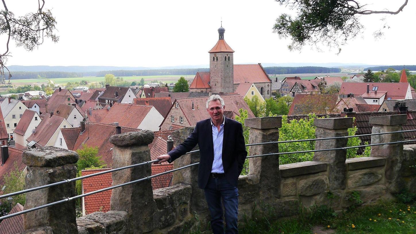 Vom Rosengarten der Burg aus kann Werner Bäuerlein „sein“ Abenberg gut überblicken. 18 Jahre lang stand der 64-Jährige an der Spitze der Burgstadt und seiner gut 5800 Einwohner.