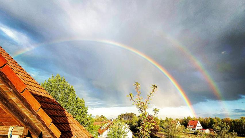 Ende April verzauberte ein wunderschöner Regenbogen die Landschaft im Landkreis Roth. Mehr Bilder unserer Leser hier!