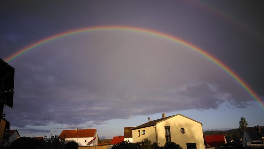 Kunterbunt und traumhaft: Regenbögen lassen einen doch immer staunen, egal wie alt man ist. Die Halbkreise tauchen wie aus dem Nichts auf und sorgen für eine ganz eigene, magische Stimmung. Unsere User haben das Spektakel festgehalten.