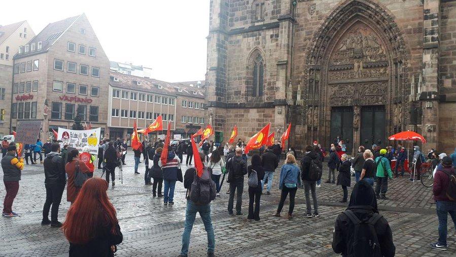 Mittags trafen sich zahlreiche Menschen zu einer Kundgebung vor der Lorenzkirche.