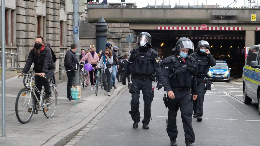 Von starken Polizeikräften flankiert, marschieren Kundgebungsteilnehmer aus der Südstadt durch den Celtistunnel Richtung Altstadt.
