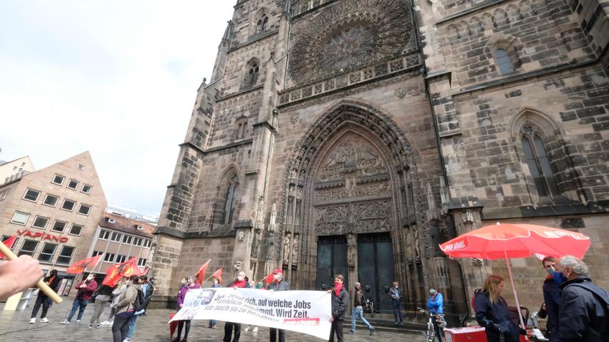 Vor der Lorenzkirche trafen sich Mitglieder der Linken und des Arbeitervereine-Verbunds DIDF zu einer Kundgebung.