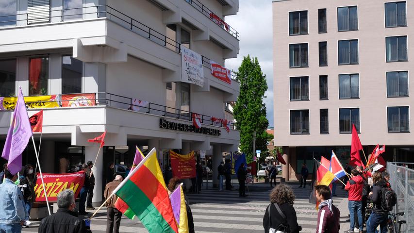 Ebenfalls eine Proteststation: Vor dem Gewerkschaftshaus am Kornmarkt verhöhnten Sprecher linker Gruppen den DGB und betonten: "Den 1. Mai kann man nicht absagen."