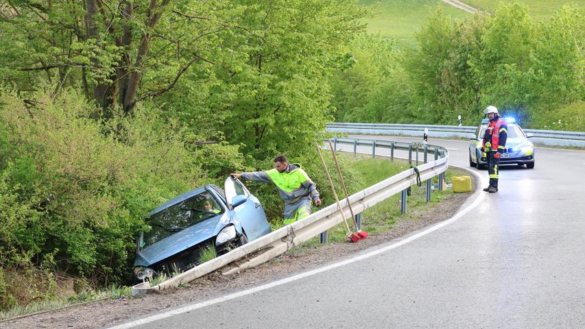 Landkreis Ansbach: Junger Autofahrer kommt von der Straße ab
