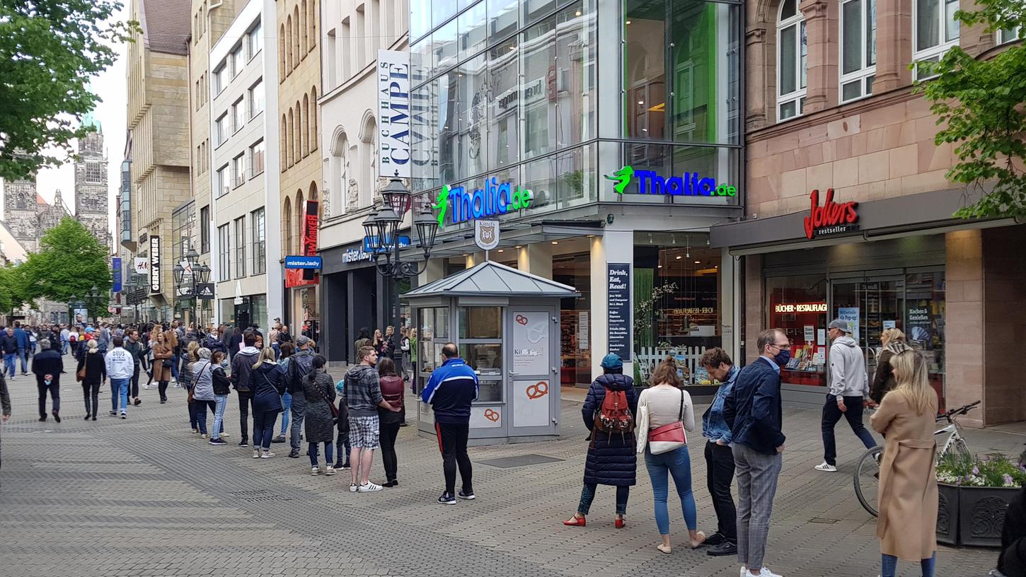 Lesestoff dringend gebracht: Vor einer Buchhandlung in der Innenstadt staute es sich. Das Geschäft war aber lange nicht das einzige, das mit dem Andrang zu kämpfen hatte.