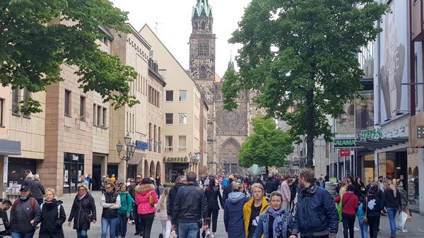 In Deutschland werden im Juni 2020 die Einschränkungen nach dem Lockdown zum ersten Mal umfassend gelockert. Schulen und Kitas öffnen, Theater und Kinos dürfen den Betrieb wieder aufnehmen. Restaurants und Cafés haben seit Ende Mai wieder geöffnet, Sport ist unter Einhaltung der Abstandsregeln auch in Gruppen wieder erlaubt. Auch die Kontaktbeschränkungen werden gelockert, bei privaten Feiern dürfen im Freien wieder bis zu 100 Menschen zusammenkommen. Auch die Kontrollen an den deutschen Außengrenzen werden aufgehoben.