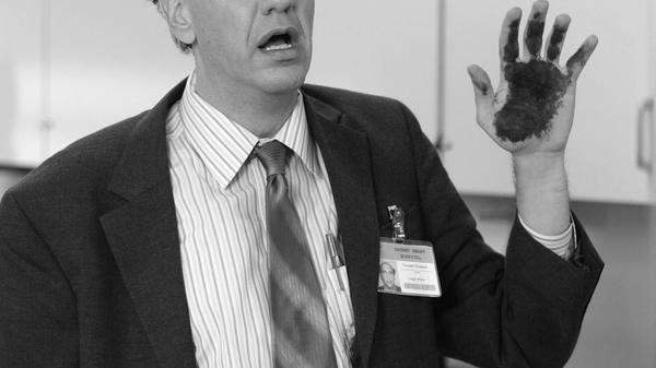 Der US-Serienschauspieler Sam Lloyd ist im Alter von 56 Jahren am 30. April in Los Angeles an Krebs gestorben. Bekannt wurde Lloyd als zerstreuter Anwalt Ted Buckland in fast 100 Folgen der Krankenhaus-Comedy "Scrubs", aber Lloyd spielte auch in anderen Serien wie "Desperate Housewives" und Filmen wie "Galaxy Quest" und "Flubber".