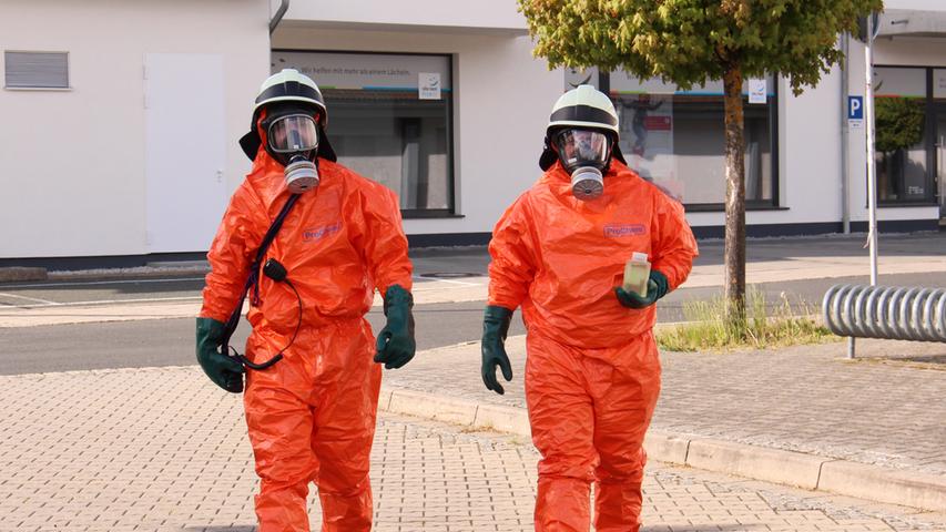 In Schutzanzügen: Feuerwehr in Franken sammelt Desinfektionsmittel ein