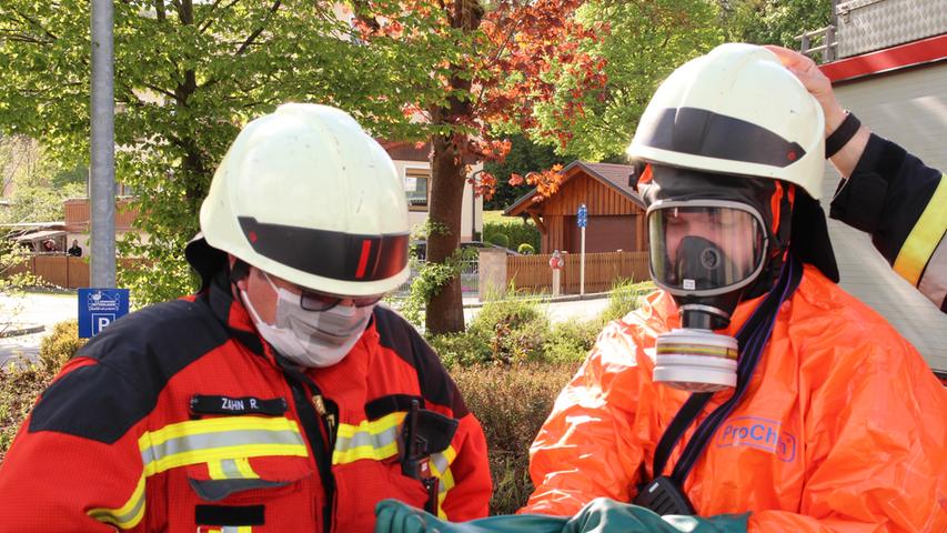 In Schutzanzügen: Feuerwehr in Franken sammelt Desinfektionsmittel ein