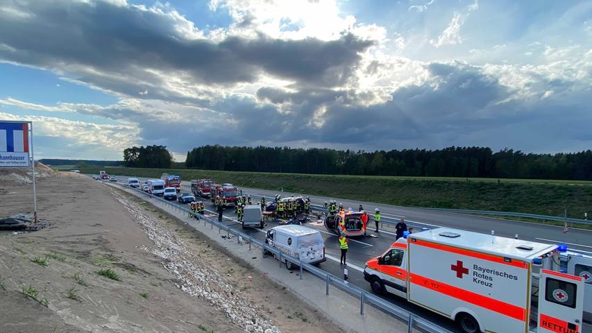 Großeinsatz und vier Verletzte: Schwerer Unfall auf B2 bei Roth