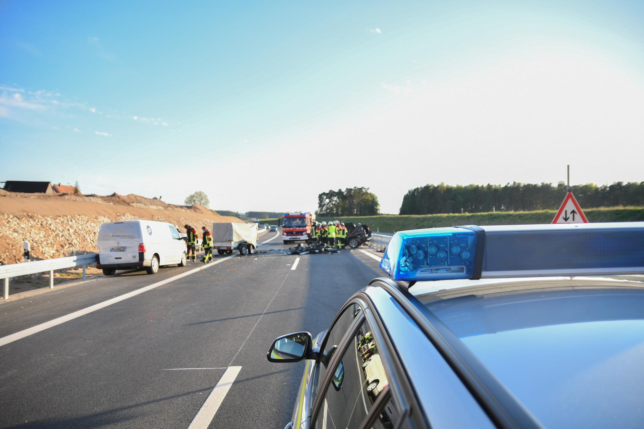 Großeinsatz Und Vier Verletzte: Schwerer Unfall Auf B2 Bei Roth ...