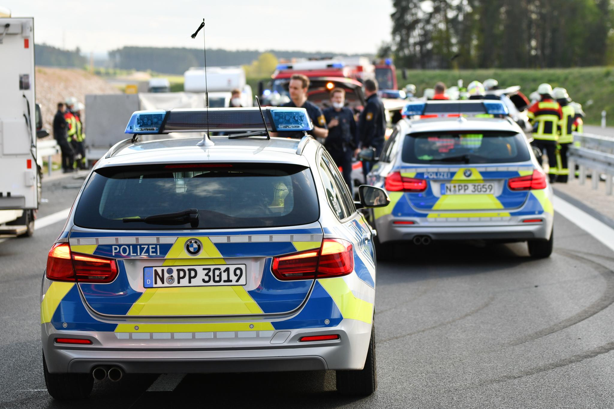 Großeinsatz Und Vier Verletzte: Schwerer Unfall Auf B2 Bei Roth ...