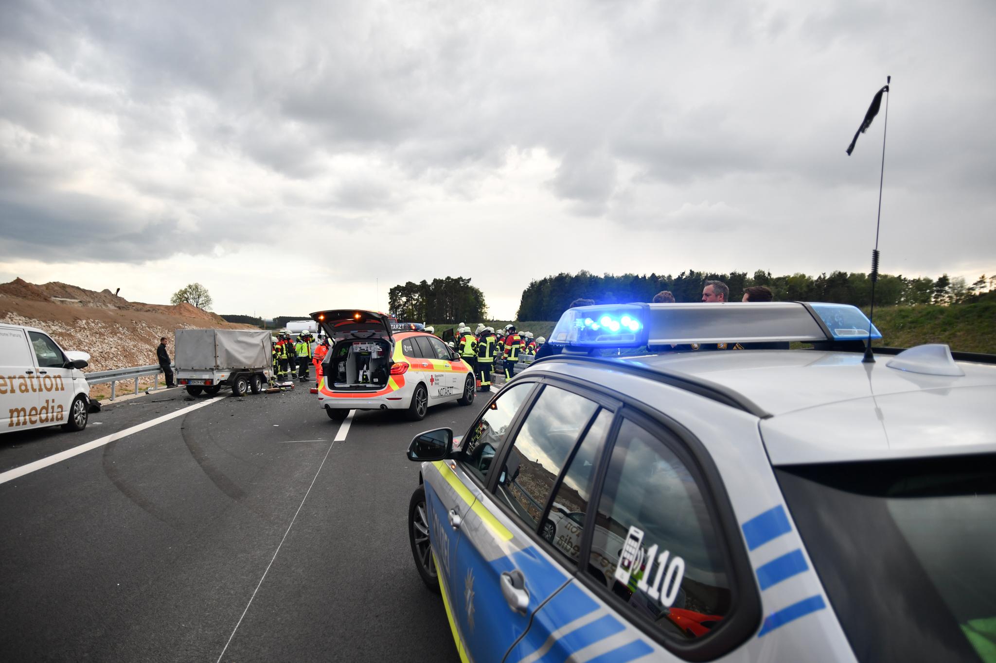 Großeinsatz Und Vier Verletzte: Schwerer Unfall Auf B2 Bei Roth ...