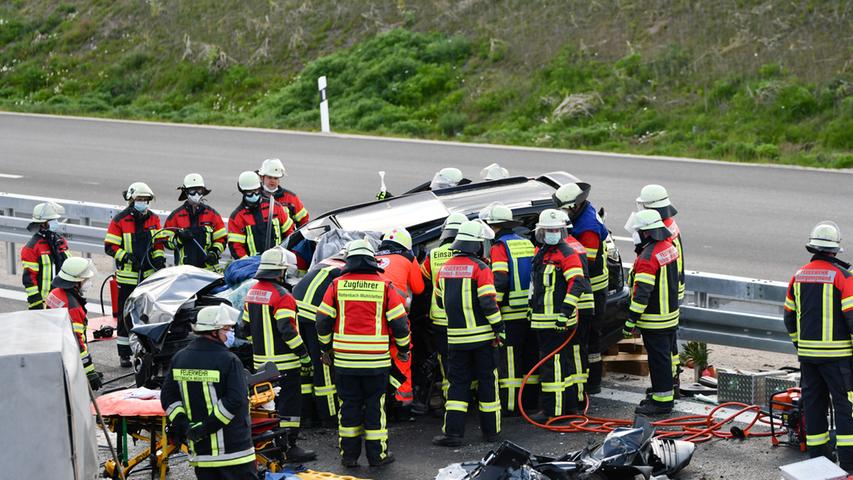 Großeinsatz und vier Verletzte: Schwerer Unfall auf B2 bei Roth