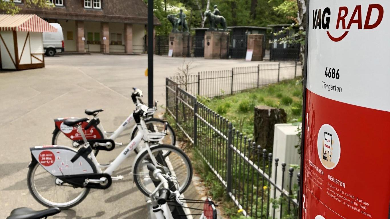 Auch jetzt in Betrieb: Die VAG-Rad-Station am Tiergarten. Auf der Tafel findet sich eine kurze Nutzeranleitung.