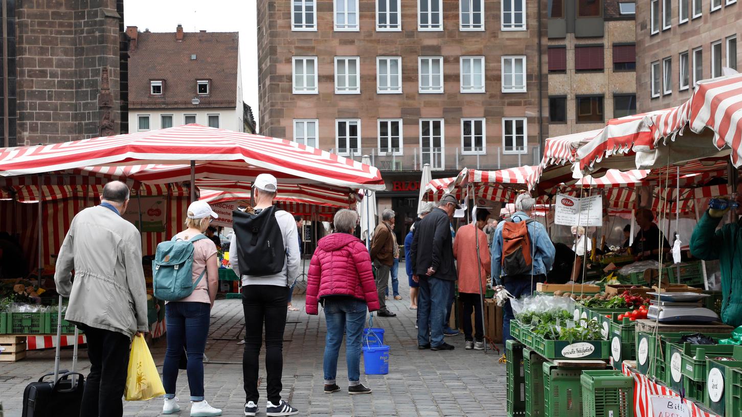Das Abstandsgebot ist auch auf dem Nürnberger Wochenmarkt Pflicht, eine Maske müssen Besucher jedoch nicht tragen.