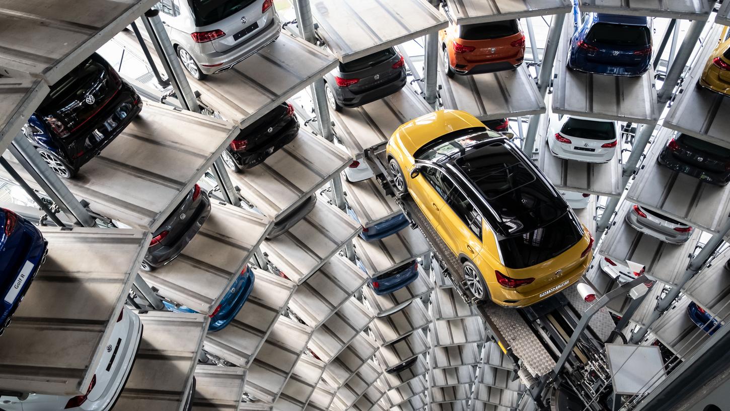 Im Autoturm der Autostadt parkt VW Neuwagen, die sich die Kunden direkt in Wolfsburg abholen wollen. Gibt es dafür bald eine staatliche Kaufprämie?