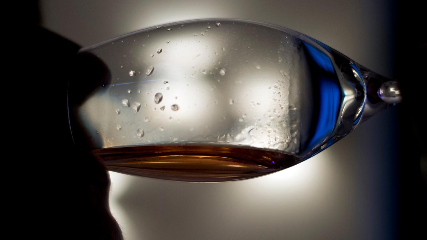 Ein Glas Wein am Abend kann die Beschwerden bei bestimmten Autoimmunerkrankungen wie Rheuma lindern.