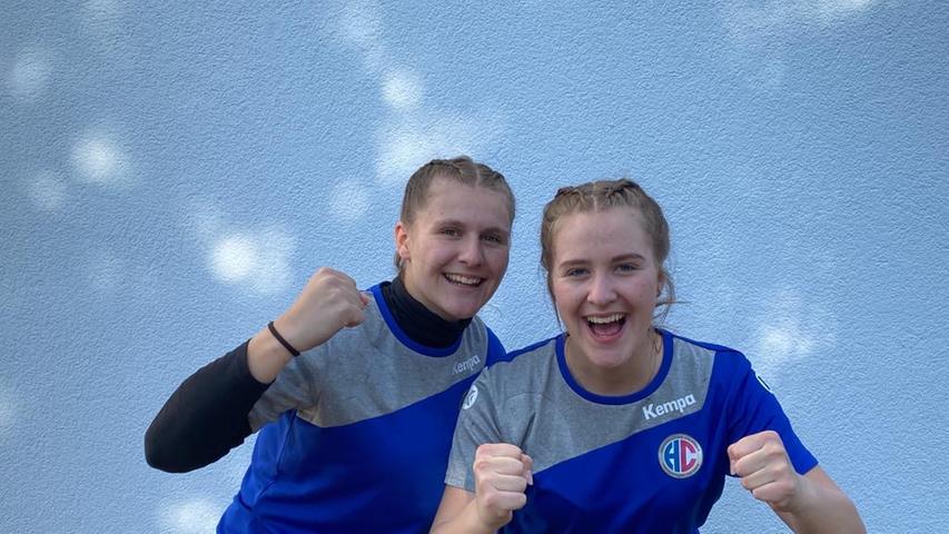 Die Handballerinnen des HC Erlangen freuen sich über die Bayerische Meisterschaft in der B-Jugend. Jubeln dürfen sie aktuell aber nur zu Hause. Hier: Ines und Ina Simon.