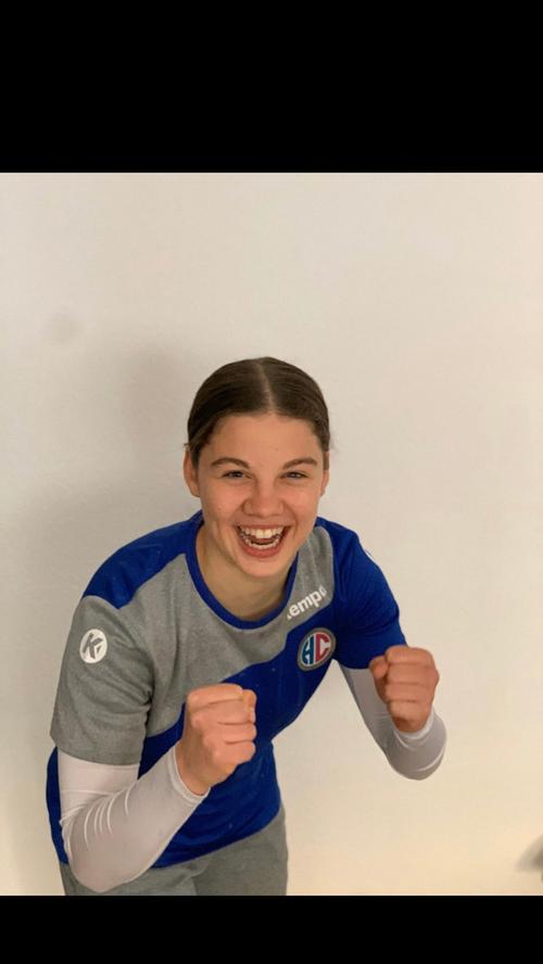 Die Handballerinnen des HC Erlangen freuen sich über die Bayerische Meisterschaft in der B-Jugend. Jubeln dürfen sie aktuell aber nur zu Hause. Hier: Lea Walkowiak.