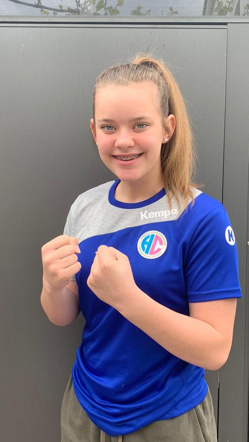 Die Handballerinnen des HC Erlangen freuen sich über die Bayerische Meisterschaft in der B-Jugend. Jubeln dürfen sie aktuell aber nur zu Hause. Hier: Sophia Becker.