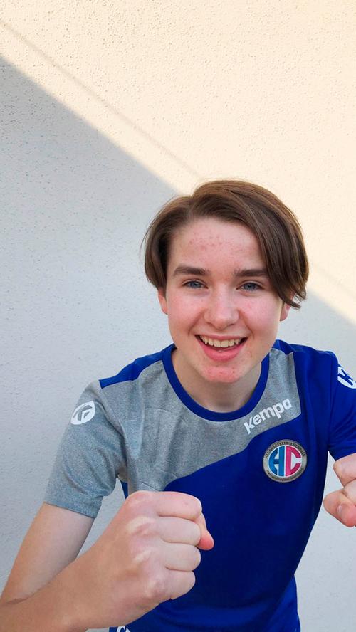 Die Handballerinnen des HC Erlangen freuen sich über die Bayerische Meisterschaft in der B-Jugend. Jubeln dürfen sie aktuell aber nur zu Hause. Hier: Charlotte Pillipp.