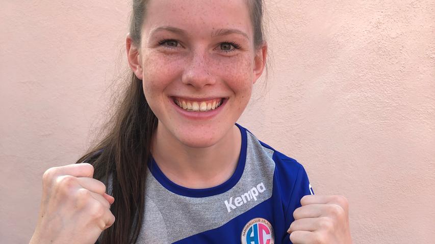 Die Handballerinnen des HC Erlangen freuen sich über die Bayerische Meisterschaft in der B-Jugend. Jubeln dürfen sie aktuell aber nur zu Hause. Hier: Jasmin Kohler.