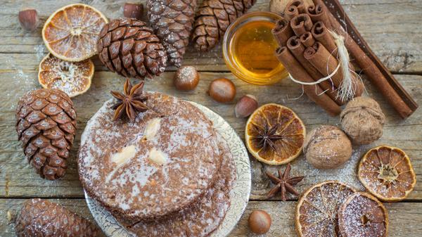 Eine tolle Investition wären natürlich auch Nürnberger Elisenlebkuchen. Für 90 Millionen Euro bekäme man 22,5 Millionen Stück. Je nach Verbrauch dürfte das auf jeden Fall für ein bis zwei Weihnachtsfeste ausreichen.