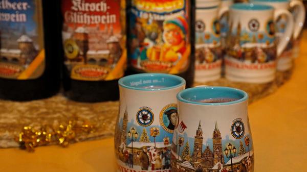 Drei Euro pro Glühwein: Für 90 Millionen Euro Preisgeld würde man also 30 Millionen Tassen bekommen. Für eine Person wäre das sicherlich ein bisschen viel, wir empfehlen also, mindestens als Gruppe den Besuch auf dem Nürnberger Christkindlesmarkt anzutreten.