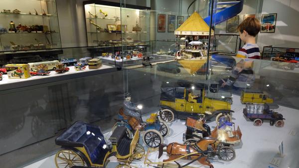 Ein Ausflug ins Nürnberger Spielzeugmuseum - klingt das gut? Wenn man den Eurojackpot gewinnen würde, könnte man sogar 15 Millionen Mal dort hin. Und zwar als vollzahlender Erwachsener. Das ist doch was!