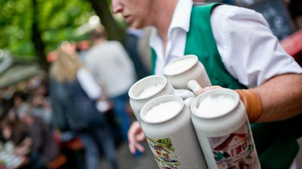Für 90 Millionen Euro Preisgeld könnte man sich neun Millionen Maß auf der Bergkirchweih in Erlangen kaufen. Achtung, nun folgt ein kurzes Rechenbeispiel: Pro Kirchweih werden etwa 500.000 Liter Bier ausgeschenkt. Das bedeutet, man könnte 180 Jahre, den gesamten Ausschank bezahlen. Das würde sicher einige neue Freunde bedeuten.