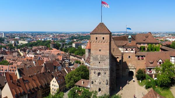 Für Nürnberger oder die die es mal werden wollen darf auch eine Besichtigung auf der Kaiserburg nicht fehlen. Gewinnt man den Eurojackpot, kann man sich gleich 7,5 Millionen Mal die Sehenswürdigkeit anschauen.
