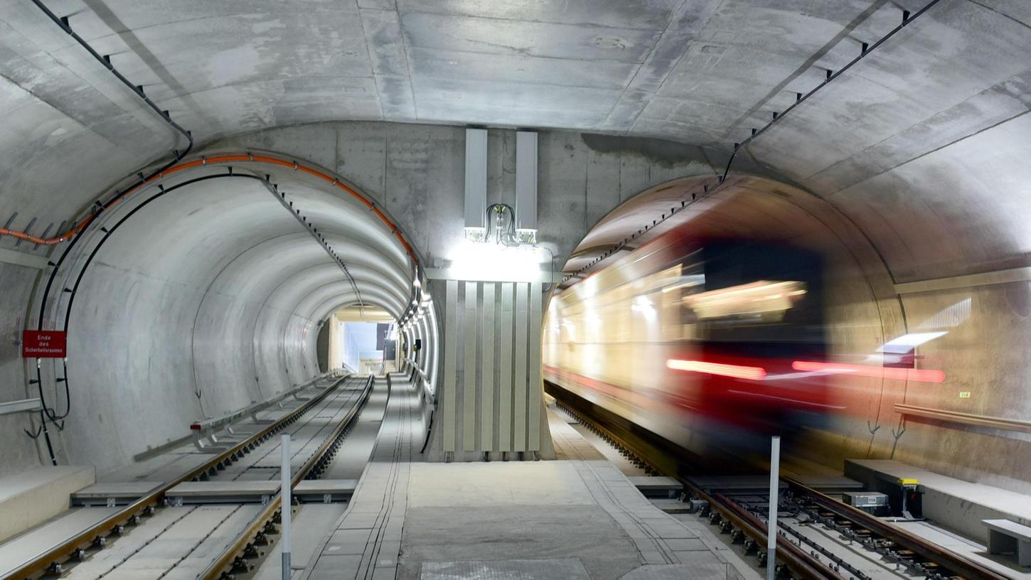Der Tunnel zwischen den Stationen Gustav-Adolf-Straße und Großreuth bei Schweinau ist fertig, die U3 rollt dort schon seit Wochen – allerdings noch ohne Passagiere, denn derzeit finden nur Testfahrten statt.