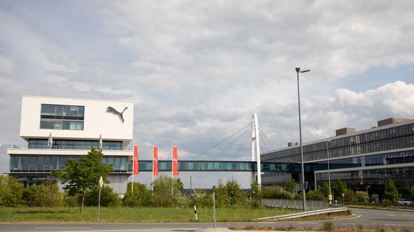 Konzernzentrale mit architektonischen Highlights: Die "Puma Bridge", eine spektakuläre Brücke, führt über den Hans-Ort-Ring hinweg zu einem Erweiterungsbau. 173 Tonnen Stahl wurden für die Brücke verbaut.