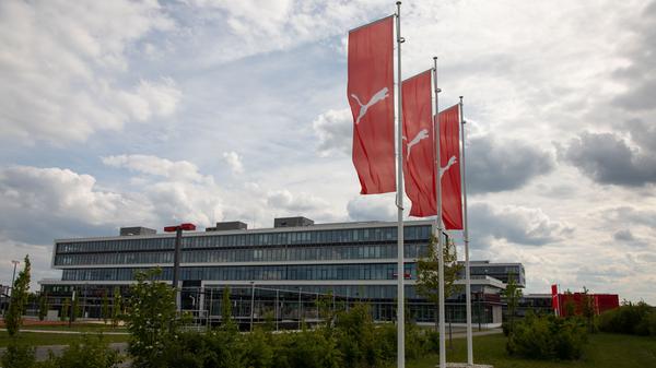 Der Umsatz von Puma lag 2019 bei 5,5 Mrd. Euro, weltweit arbeiten fast 15 000 Mitarbeiter für den Sportartikelhersteller. In Herzogenaurach sind es mehr als 1000 Beschäftigte.