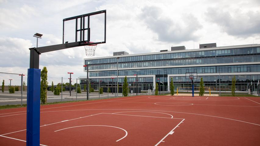 Nicht nur im Fußball und in der Leichtathletik ist Puma stark engagiert, sondern auch im Basketballsport. Auch am Firmensitz findet sich ein Basketballfeld.