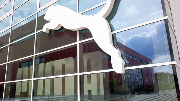 Seit 1967 das Unternehmenslogo: der Puma, der über die rechte obere Ecke des Schriftzugs springt. Seitdem wurde es nur in wenigen Details – Augen, Schnauze und Ohren – verändert.