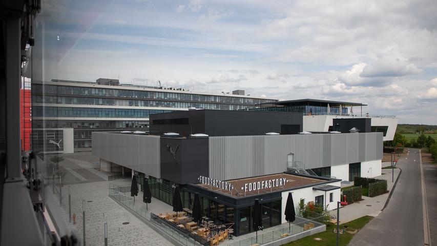 Eine "Foodfactory", wie es sie vorher nur in Berlin gab, eröffnete 2020 auf dem Firmengelände: eine 600 Quadratmeter große, marktartige Lokalität mit vier verschiedenen Gaststätten samt Terrasse.