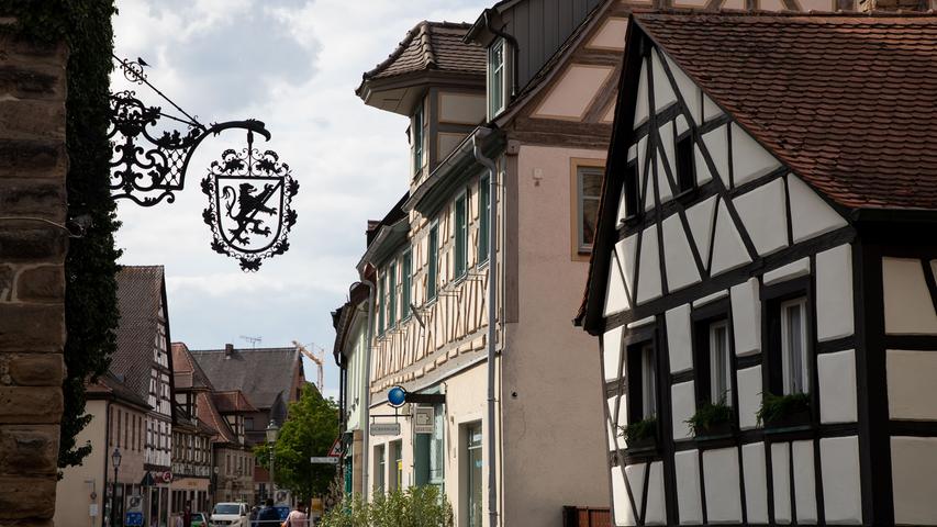 Fachwerkhäuser, kleine Hinweise auf längst vergangene Zeiten - die Innenstadt von Herzogenaurach präsentiert sich idyllisch.