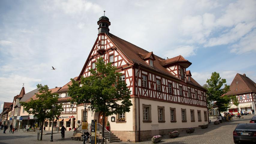 Das Alte Rathaus, früher auch Ort des Gerichts. In den Gewölben des Erdgeschosses hatten die Bäcker und Metzger ihre Verkaufsstände. Später diente das Gebäude als Polizeistation, heute wird es gastronomisch genutzt.